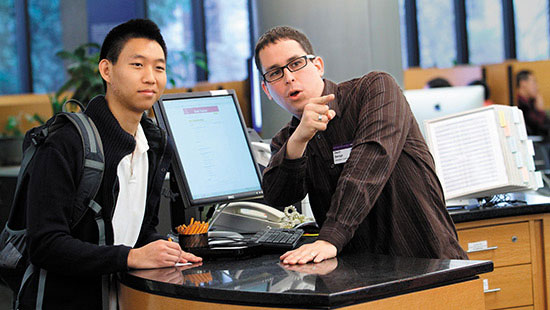 CIrculation desk helping a student